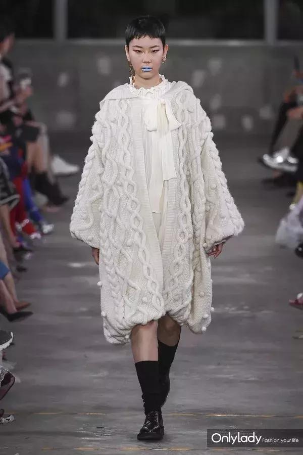 张艺兴valentino东京神图,张艺兴valentino秀场表演