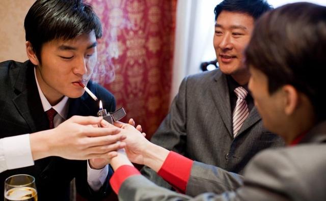 饭局上如何正确给领导递烟,饭局上给领导点烟