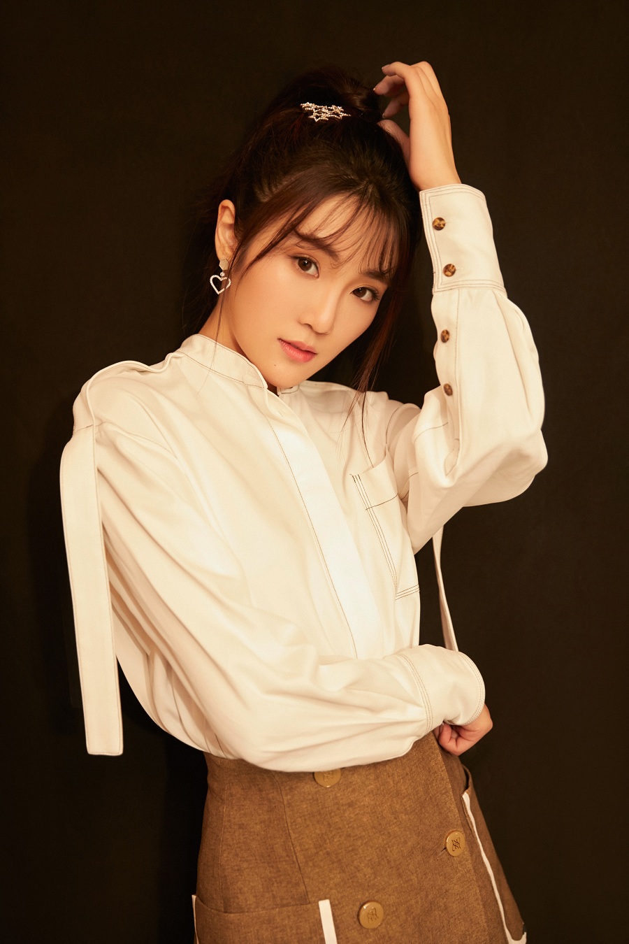 张可盈出席《祖国因你更赞》校园活动白衬衣米色短裙青春有活力