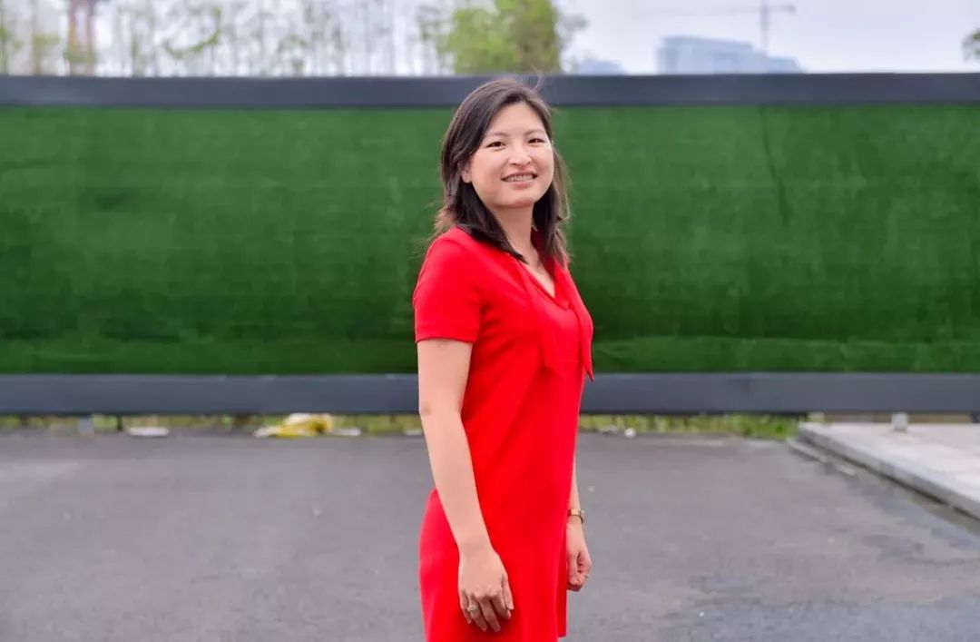 战胜马云的打包女王，转行干快递的副教授……刚刚，他们从菜鸟手中接过一个特别大奖