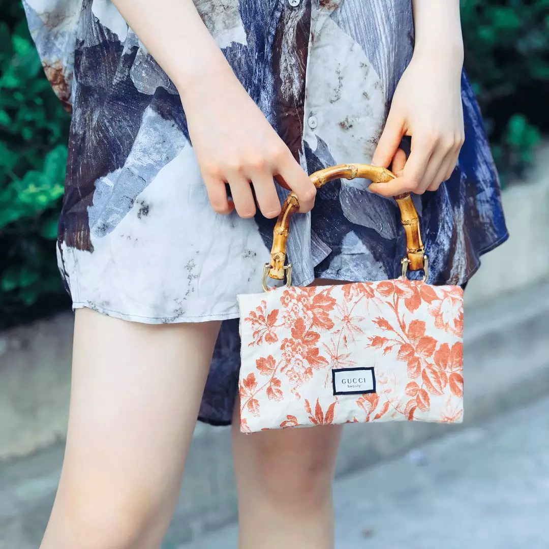 废旧纸袋如何做收纳包包,大牌纸袋斜挎包包改造教程