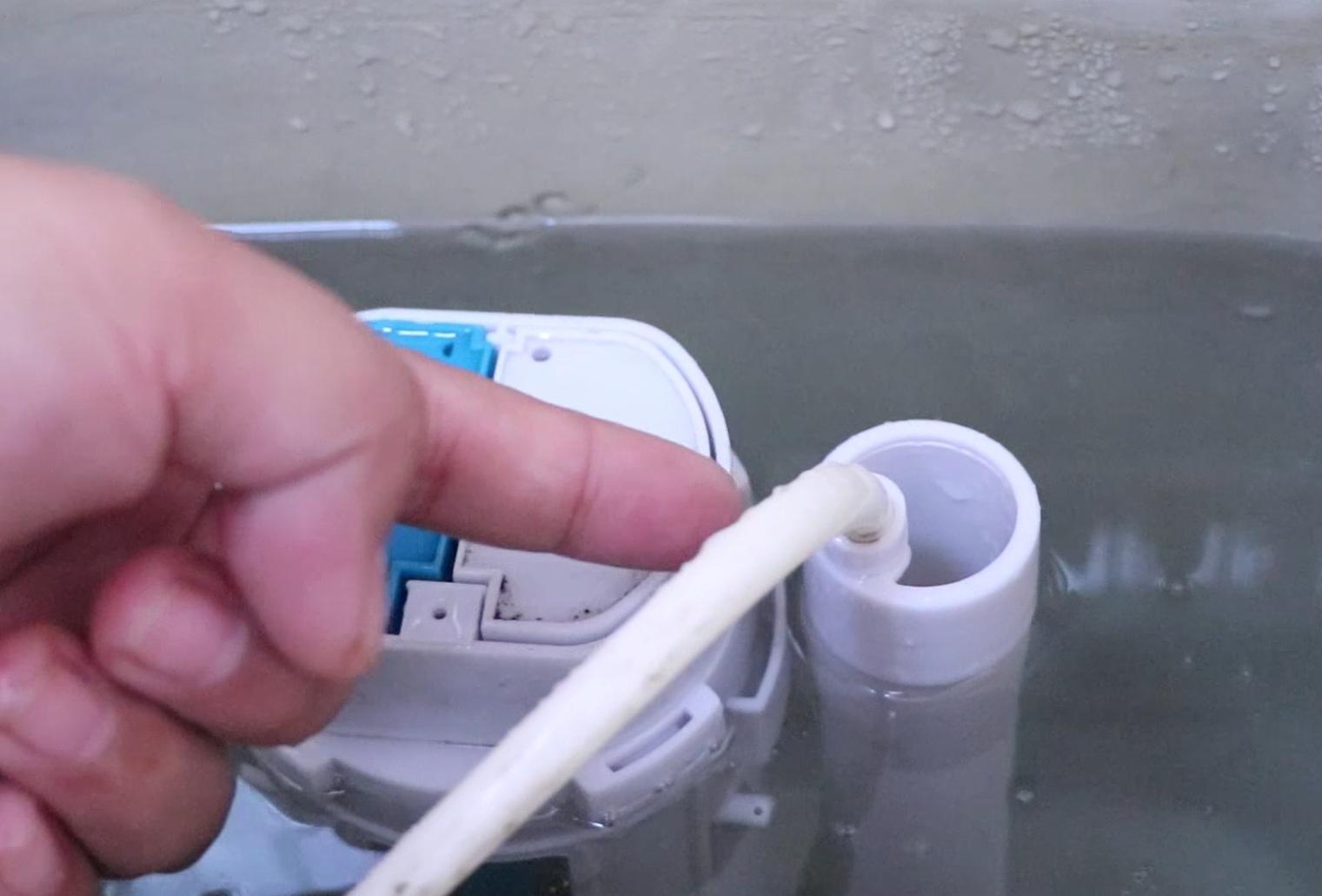 马桶冲水无力倒一盆水才能冲下去,马桶冲水无力倒水就能冲下去