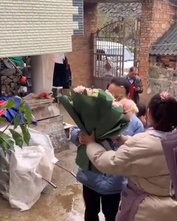 云南00后恋人定亲，男方穿袄子，女生系围裙迎接自嘲“太寒酸”