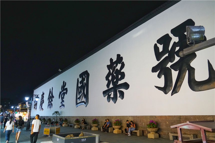 杭州最繁华的步行街，被誉为杭州的皇城根儿，是游客最爱来的地方