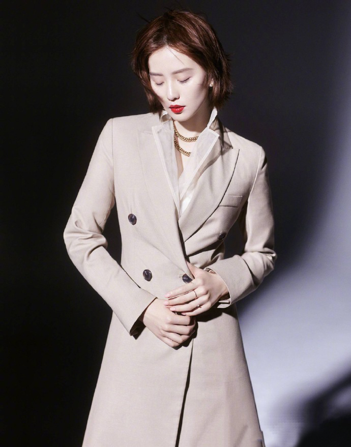 刘诗诗产后复出粉色礼服,刘诗诗亮相身形消瘦