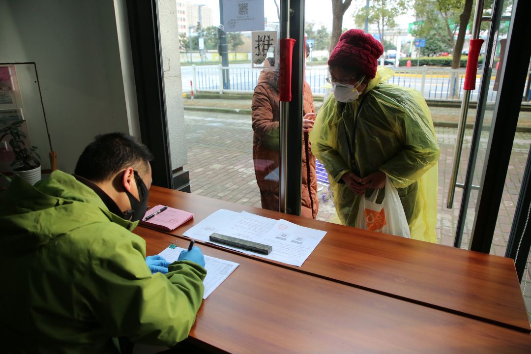 让“超长待机”一线人员休息“充电”，嘉定3000多名干部周末到基层抗疫一线