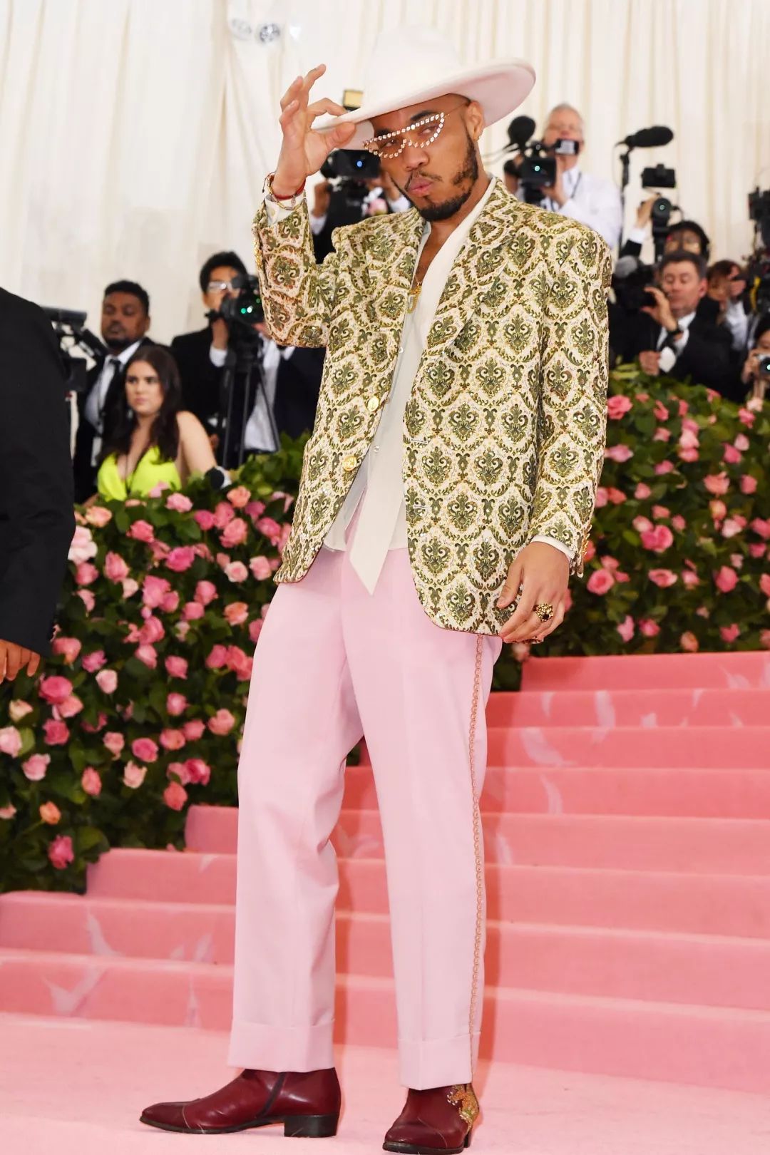 穿粉色就是娘娘腔？让小李子和猫王告诉你什么叫“油而不腻”