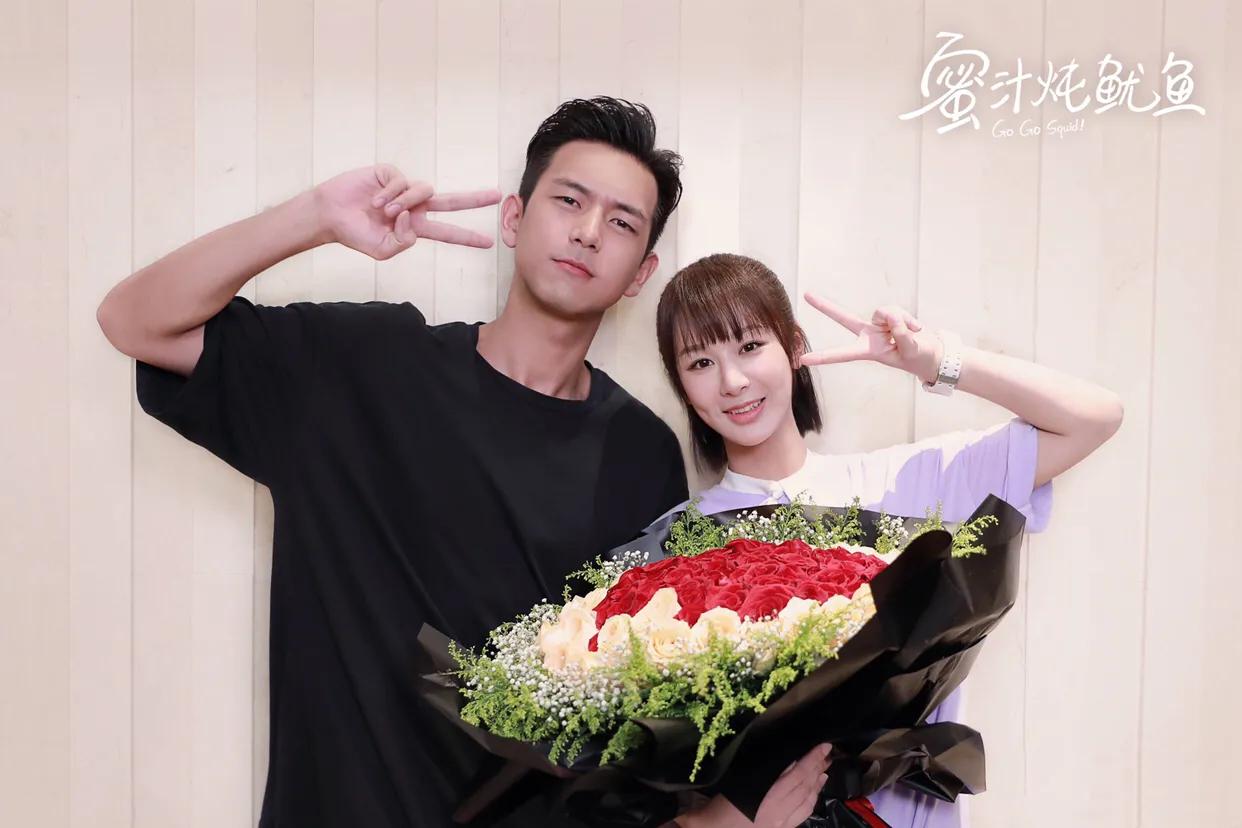 亲爱的热爱的李现帮杨紫系鞋带,李现杨紫系鞋带照片