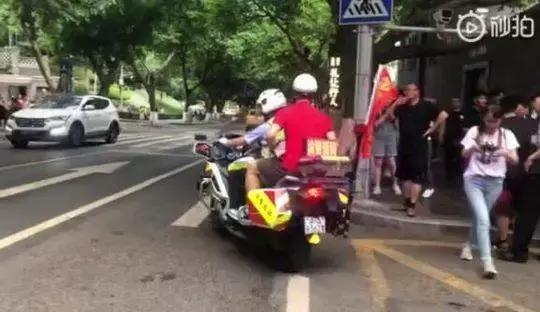 高一考生因数学考不好哭了,一高考考生出考场大哭