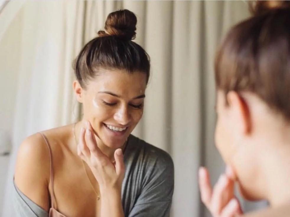 隔离霜和防晒霜哪个先擦脸比较好,先擦隔离霜还是先擦防晒霜素颜霜