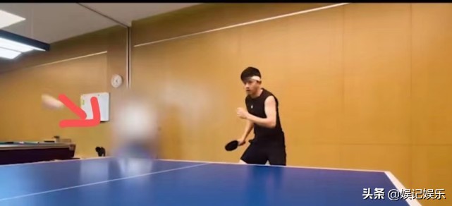 张杰谢娜分别带娃逛商场,张杰谢娜现身被跟拍