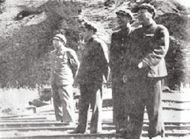 邓华缴获五箱白金龙烟，只给主席一支，主席笑笑：“财不露白”啊