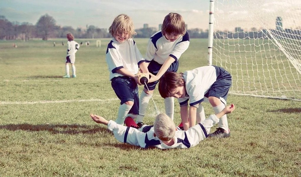 儿童足球搞笑名场面,足球的经典名场面