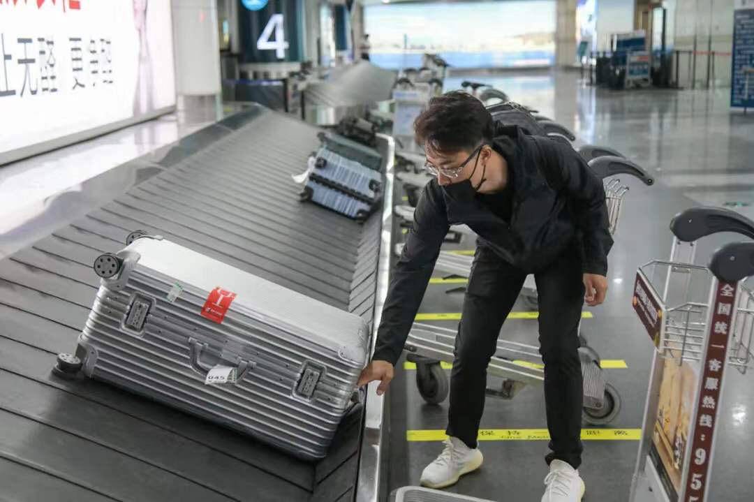 大连机场快速登机通道,加速客机起飞