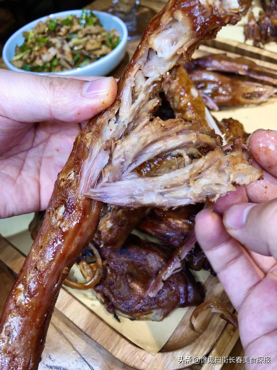 二道老厂区奇店。鹅的一切，全都炭火烤。烤鹅脖大锤抡