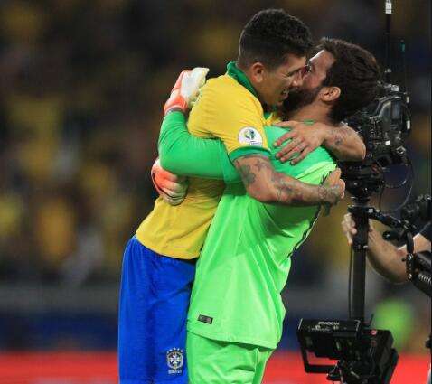 我们在同一天来到这个世界，因为足球，我们是对手也是兄弟