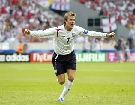 怎么打贝克汉姆的弧线球,如何踢出香蕉球射门教程