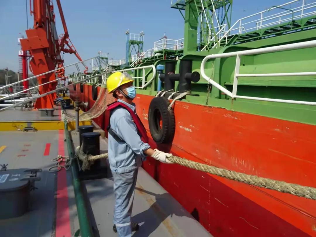 忙碌的他们，身上有光！