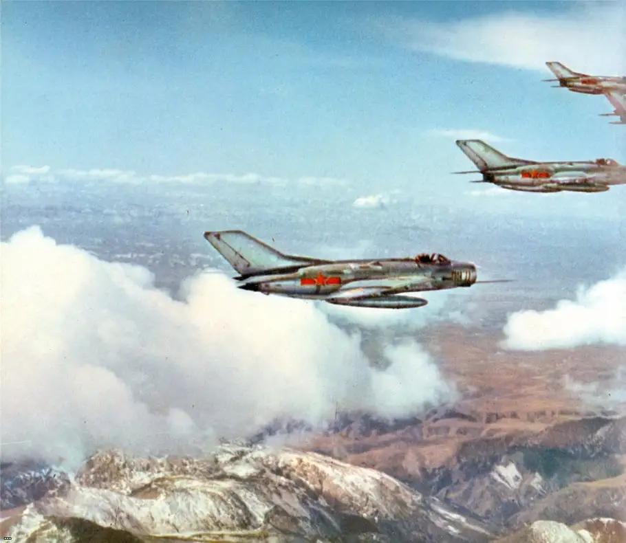 飞行员的待遇有多高,70年代我国飞行员的收入