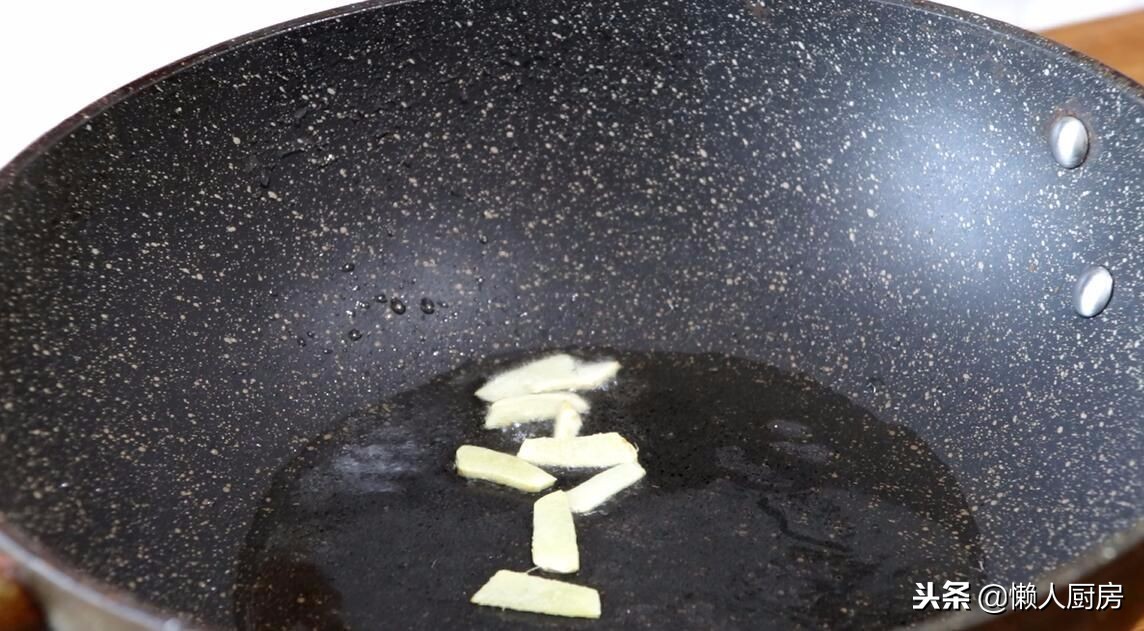 大白虾的虾尾怎么做,吃小河虾时如何留下完整的虾壳