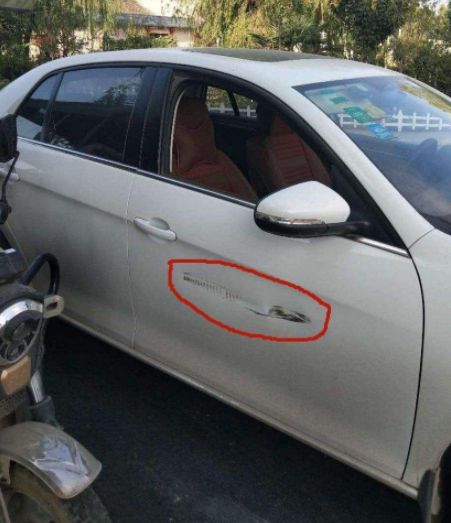 汽车停路边被刮了怎么赔付,车子停着被刮蹭这是有多倒霉