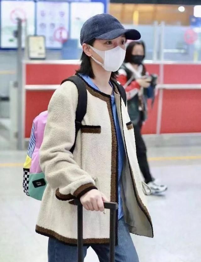 周迅窦靖童同框亲密互动合集,44岁周迅背米奇包