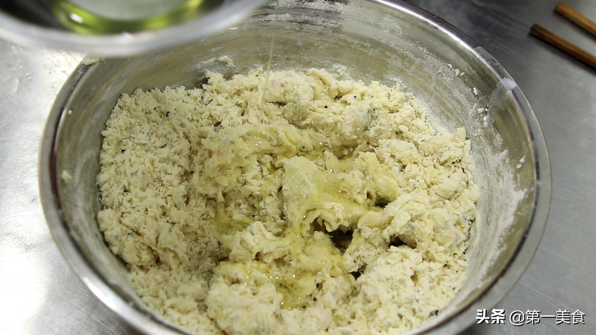 炸麻花怎样和面简单教程,炸麻花的做法和配方视频教程