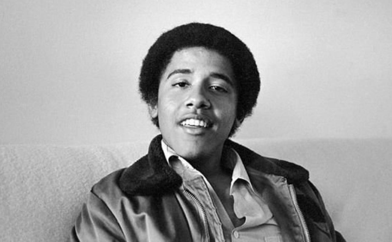 奥巴马第一次回非洲老家，帮着祖母扛大米，和兄弟们在村头喝酒