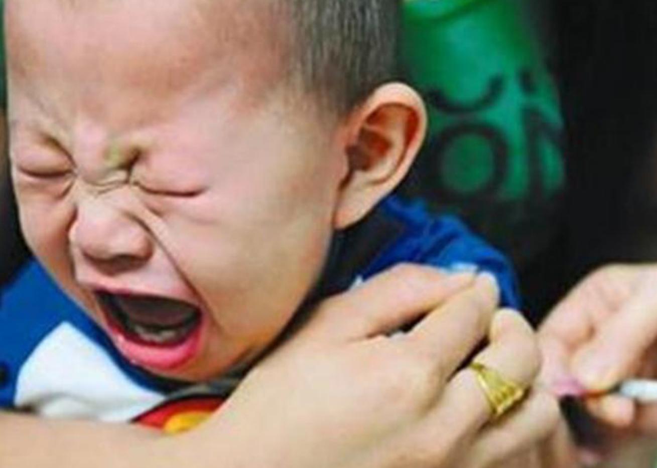 小男孩打针高情商回复,小男孩打疫苗又心疼又好笑