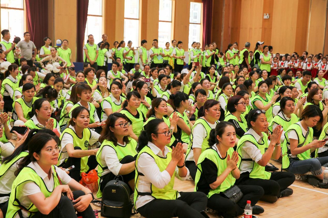 花三小学生展示“十八般武艺”下厨做饭给父母吃