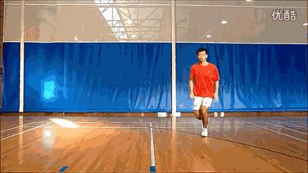 羽毛球怎么让自己的步伐干净有力,羽毛球单打谁的步伐业余选手可学