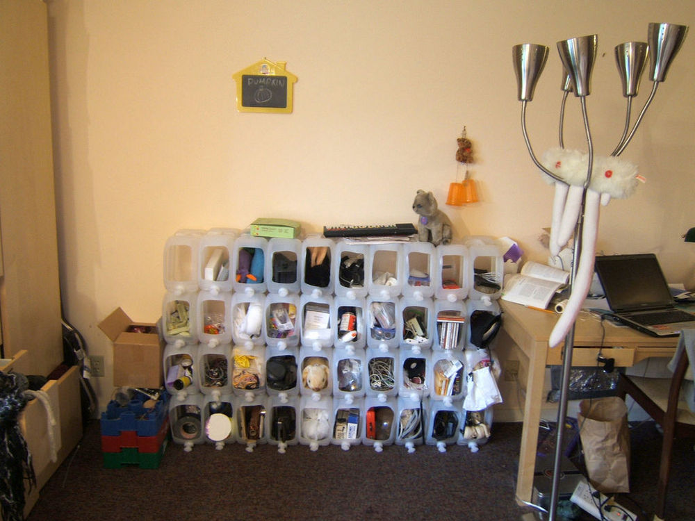 攒了40个塑料桶列成一摞，一格一格当储物柜用，没想到在小区火了