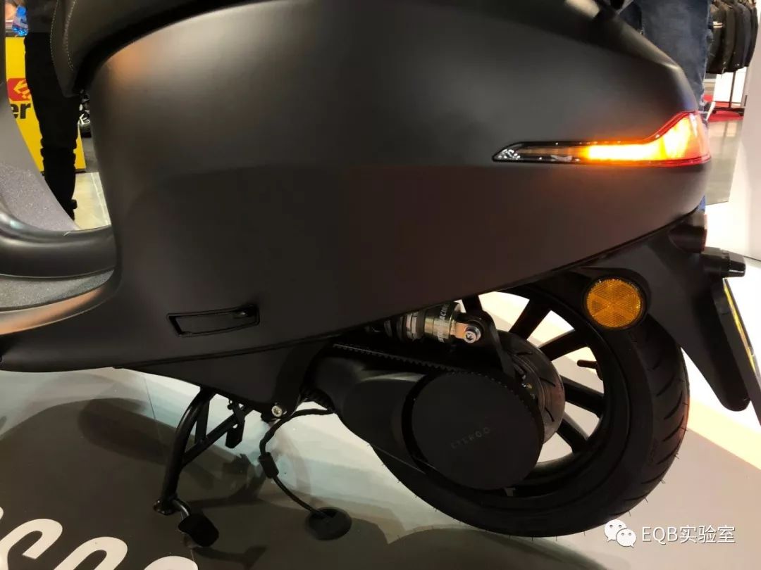 「米兰展独家」弯的电池？可当作充电宝的电池？外国人真会玩！