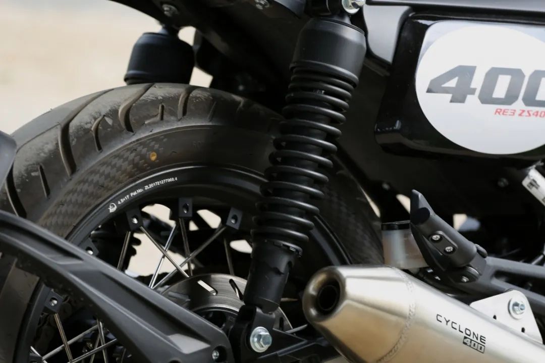 中量级双缸复古赛科龙re3试驾,宗申赛科龙re3双缸400复古摩托