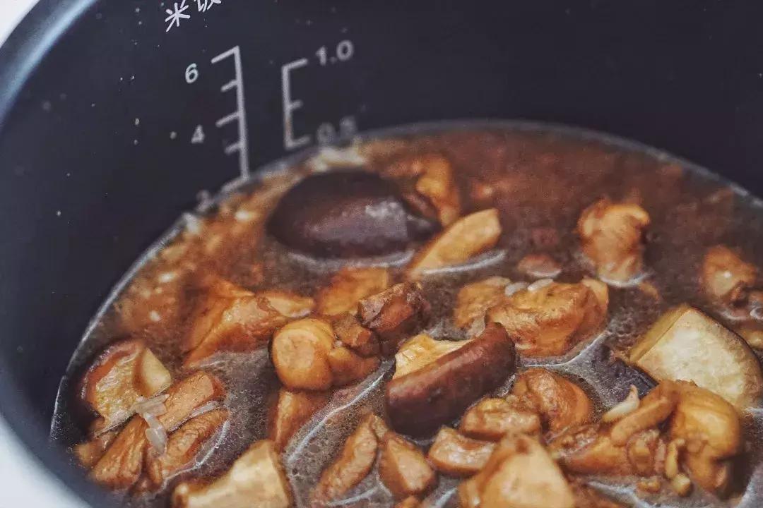 香菇板栗焖鸡学会后天天吃都不腻,简单易学的香菇鸡焖饭分享给大家