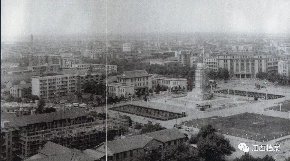 带着时代烙印的老照片，和你穿越到不同年代的八一广场