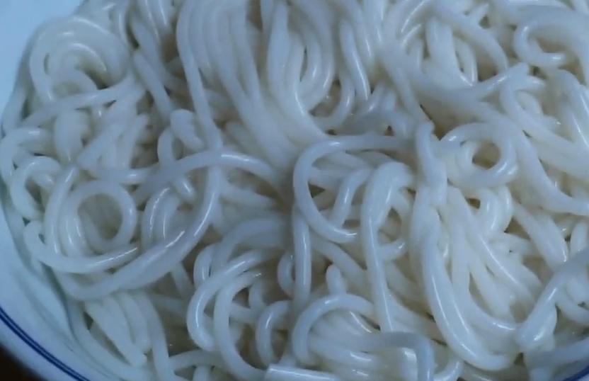 大米别只会煮米饭了,轻松两步自制米粉,爽滑劲道,比面条还好吃