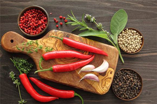 如何缓解切辣椒手辣的问题,如何缓解切辣椒造成的手辣