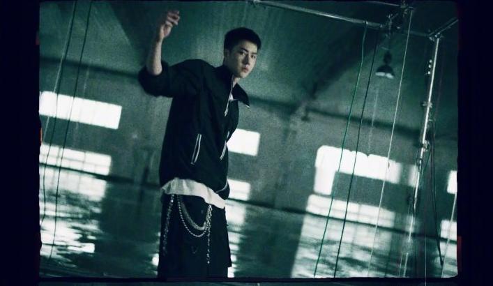 王一博安踏秋运动套装,王一博安踏运动装广告