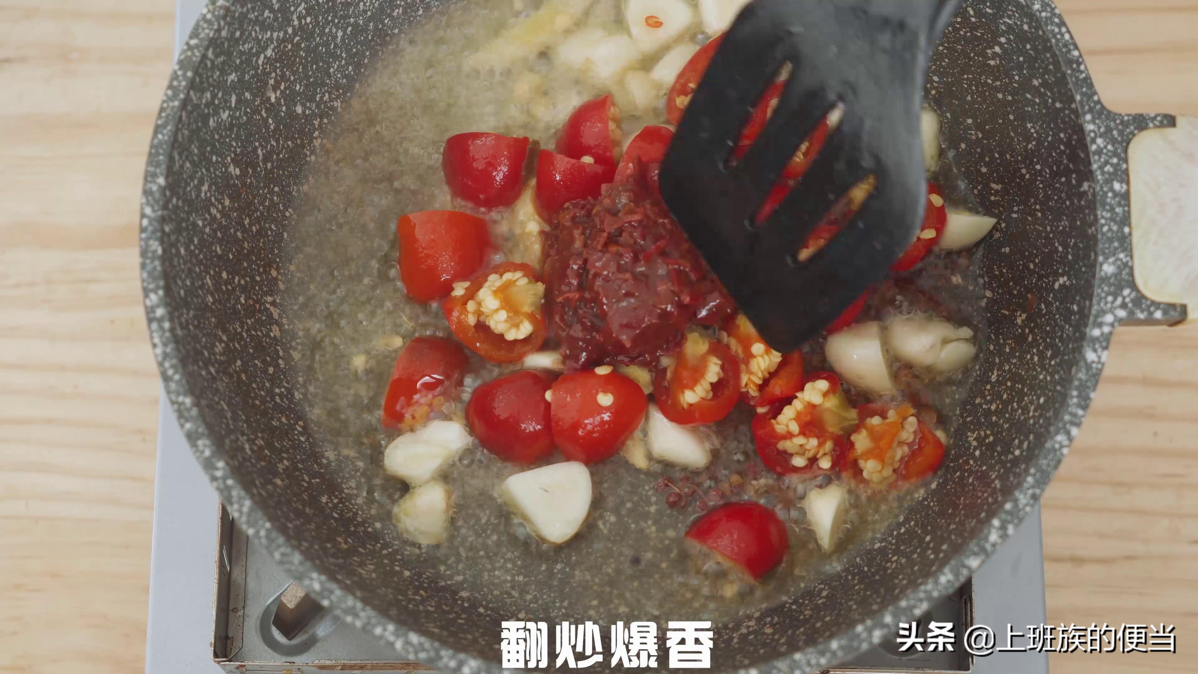 牛蛙最好吃的做法，酸香辣爽，闻着香味都馋了，一大盆都不够吃