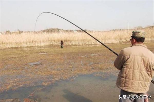 一竿一线一盒蚯蚓，打遍各种水域无敌手，冬季最适用