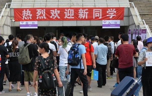 大学生迁户口到学校的利弊,大学生入学迁户口最新政策