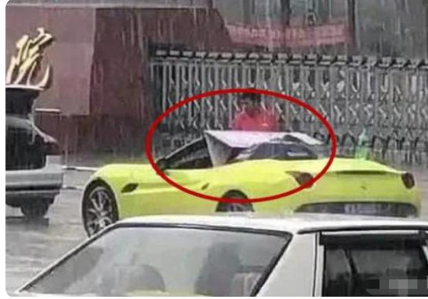 穷小伙开470万法拉利,成都首富开5000万法拉利