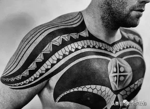 黑臂风格纹身,让人惊叹的纹身