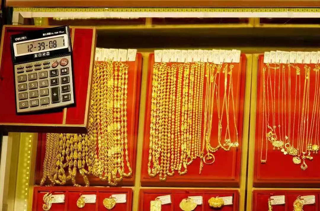 个人大量购买黄金,一出手就买上百万的珠宝