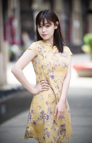 神秘女子天团,神秘团长带美女直播