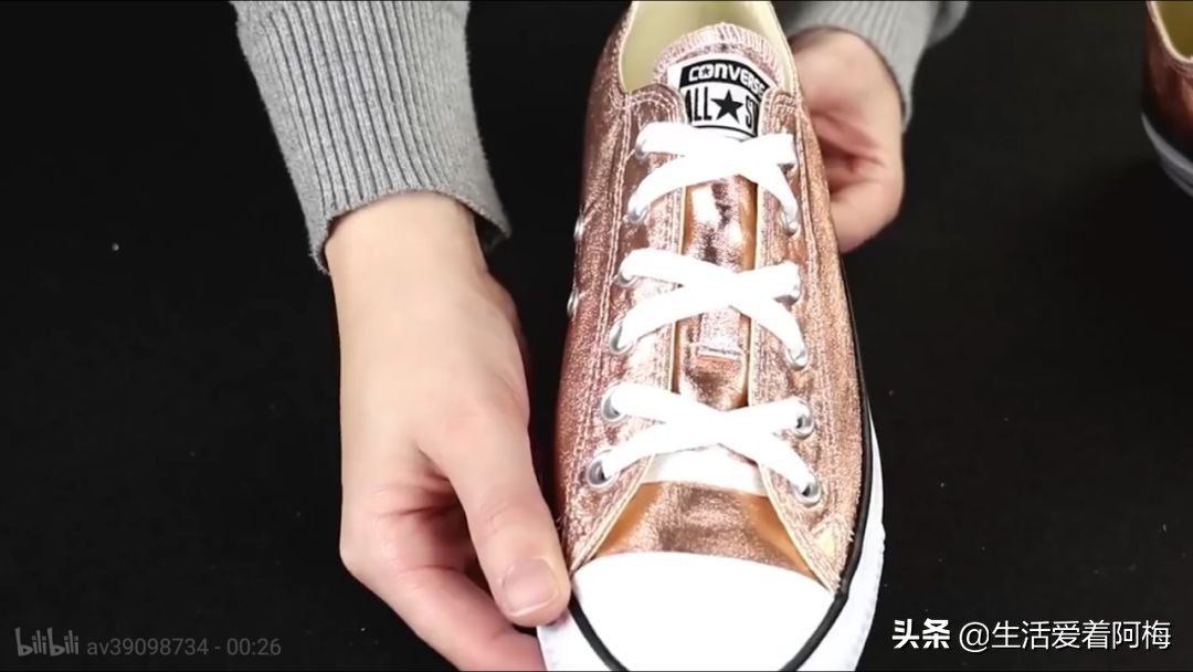 怎么系鞋带才能让鞋带系得更紧实 (教你如何系鞋带最全鞋带穿孔技巧)