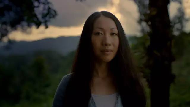 29岁不当记者，追随德国老公守护雨林，两女儿宛如天使，可不上学