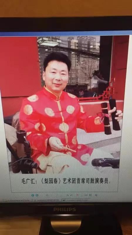 郑州怡丰新都汇社区德艺双馨艺术团大爱无疆做公益演出众人称赞。