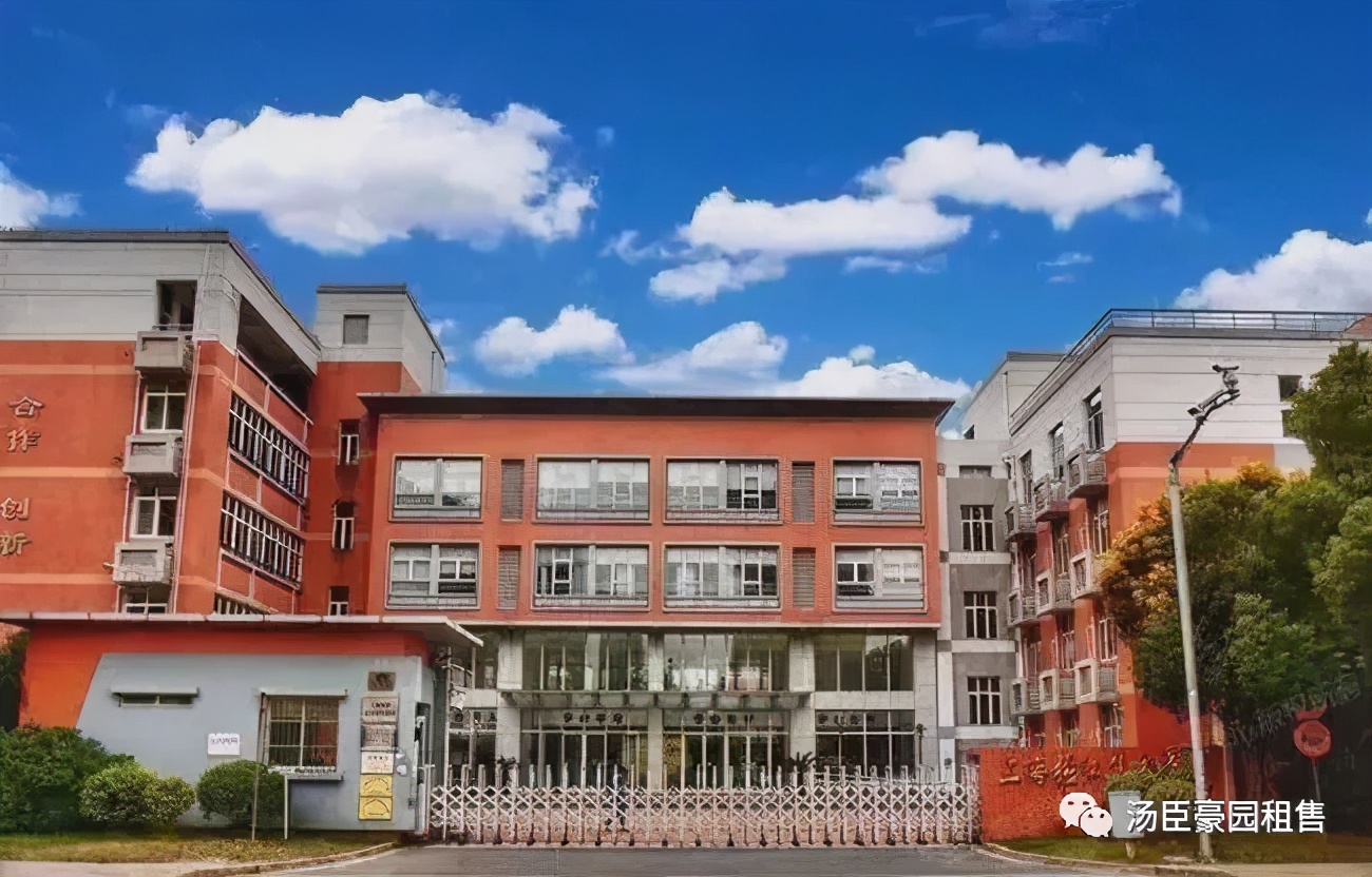 张江汤臣豪园四期新出精装修三房,业主自住保养不错,诚售1800W